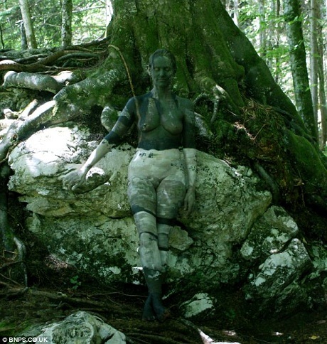 Chú ếch xanh này cần tới 5 người mẫu cùng hợp lại để tạo nên.