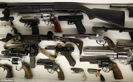 Những khẩu súng cổ từng được các điệp viên sử dụng.