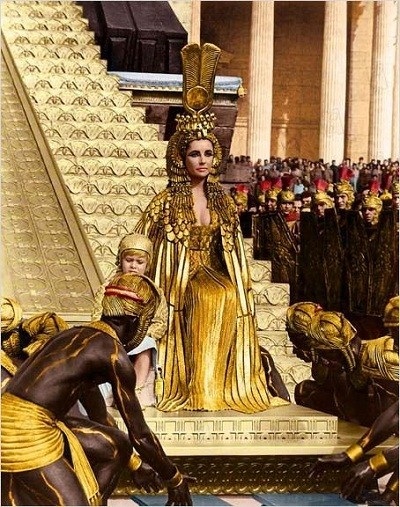 Bộ phim "đắt đỏ" nhất lịch sử điện ảnh tái xuất - 5 “Cleopatra” (1963)
