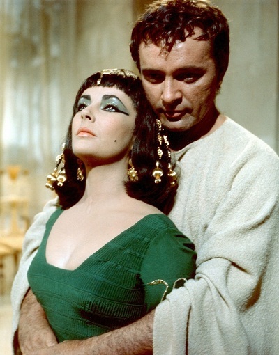Bộ phim "đắt đỏ" nhất lịch sử điện ảnh tái xuất - 6 Nữ diễn viên Elizabeth Taylor và nam diễn viên Richard Burton trên phim trường “Cleopatra” (1963)