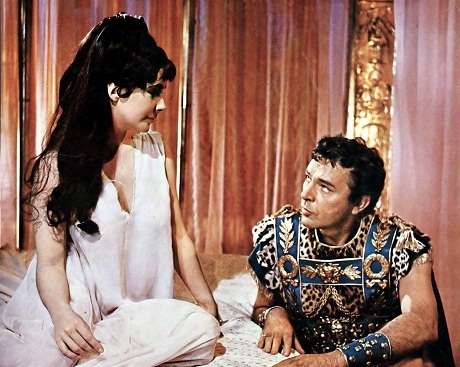 Bộ phim "đắt đỏ" nhất lịch sử điện ảnh tái xuất - 7 Nữ diễn viên Elizabeth Taylor và nam diễn viên Richard Burton trên phim trường “Cleopatra” (1963)