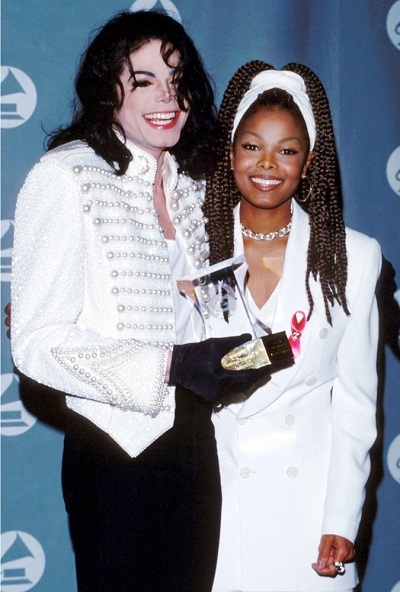1993 – Michael Jackson tham gia lễ trao giải âm nhạc Grammy cùng em gái, Janet Jackson.