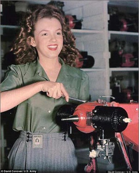 Hình ảnh "biểu tượng sex" Marilyn Monroe khi còn là... thợ cơ khí - 2 Marilyn từng sử dụng thành thạo nhiều loại máy móc cơ khí.