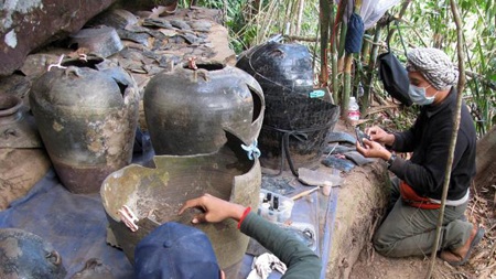Tìm thấy hàng trăm bộ hài cốt "cất giữ" bí mật thời Angkor - 2 Bộ hài cốt nằm trong chiếc chum vỡ tìm thấy tại khu vực núi Cardamom, tỉnh Koh Kong, Campuchia