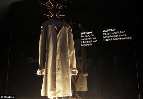 Áo khoác - trang phục truyền thống không thể thiếu của các điệp viên.