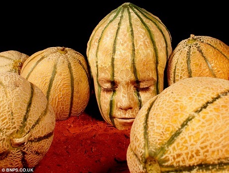 Chú ếch xanh này cần tới 5 người mẫu cùng hợp lại để tạo nên.