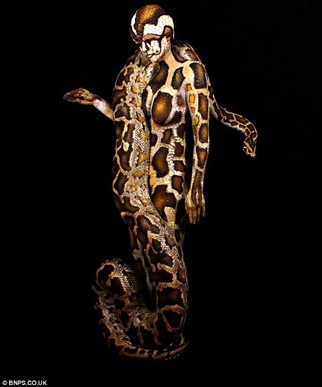 Rất khó để phân biệt con trăn và người mẫu trong tác phẩm này.