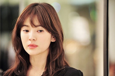 Phụ nữ châu Á "sôi sục" phẫu thuật thẩm mỹ đẹp như sao Hàn - 1 Nữ diễn viên Song Hye-kyo