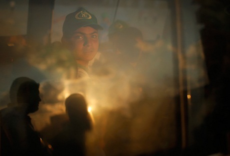 Một cậu bé người Palestine đang nhìn qua cửa kính xe buýt trong một ngày nắng gắt.