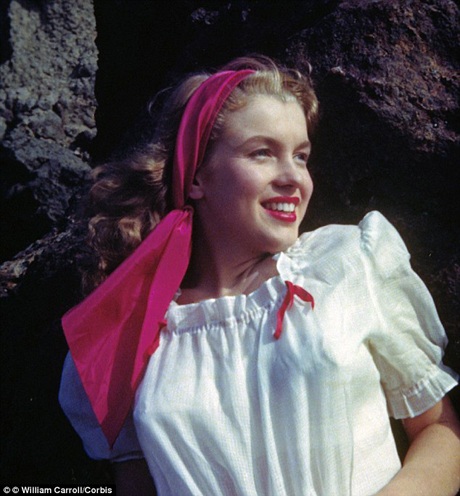 Hình ảnh "biểu tượng sex" Marilyn Monroe khi còn là... thợ cơ khí - 3 Marilyn từng sử dụng thành thạo nhiều loại máy móc cơ khí.