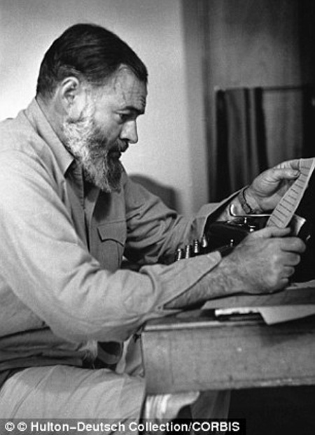 Nhật ký của mẹ nhà văn Ernest Hemingway gây xúc động - 3 Một bức ảnh của bà Grace Hall Hemingway được gắn trong cuốn sổ.