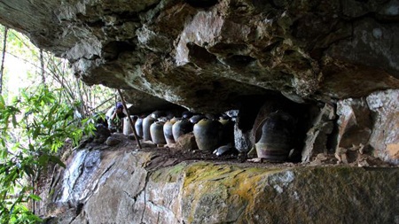 Tìm thấy hàng trăm bộ hài cốt "cất giữ" bí mật thời Angkor - 3 Bộ hài cốt nằm trong chiếc chum vỡ tìm thấy tại khu vực núi Cardamom, tỉnh Koh Kong, Campuchia