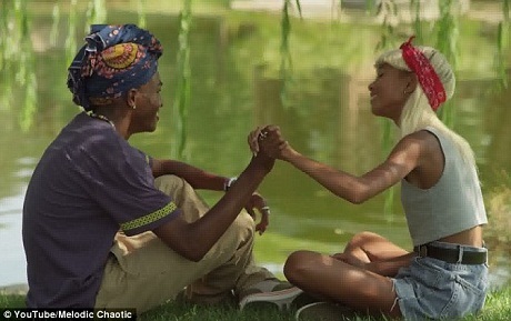 Chàng trai vào vai bạn trai của Willow trong MV cũng bị cho là quá “già”, hơn cô bé quá nhiều tuổi.