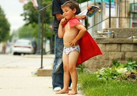 Một cậu bé ở thị trấn Barton, bang Wisconsin, Mỹ, tưởng tượng mình là Superman.