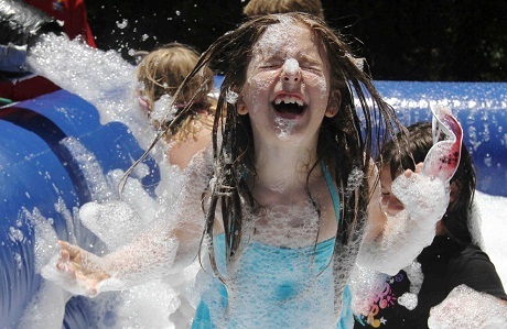 Một cậu bé ở thị trấn Barton, bang Wisconsin, Mỹ, tưởng tượng mình là Superman.