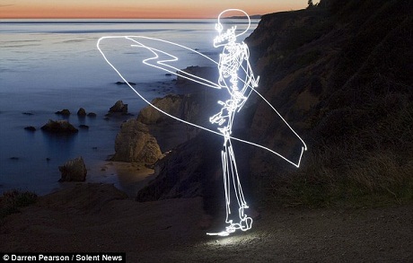 Bộ xương chuẩn bị đi ra biển lướt ván.