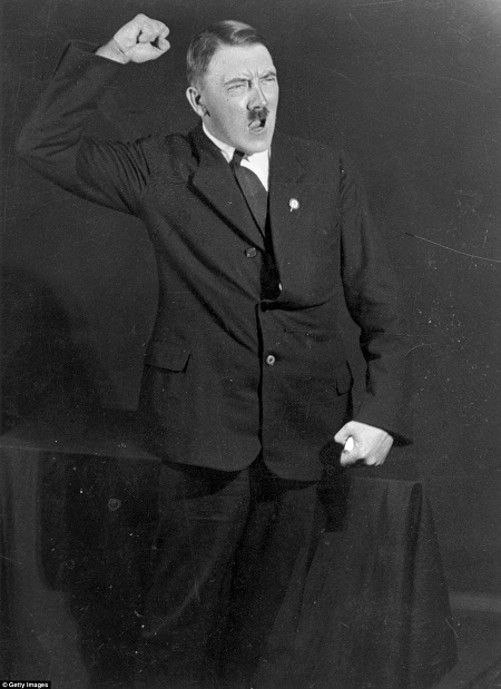 Ảnh "độc" về sự tức cười của Hitler - 1 Loạt ảnh được chụp vào năm 1925 bởi nhiếp ảnh gia người Đức - Heinrich Hoffman.