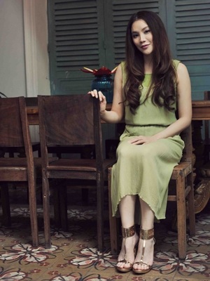 Nghệ sỹ, hoa hậu và … sách - 2 Ca sĩ Hồ Quỳnh Hương.