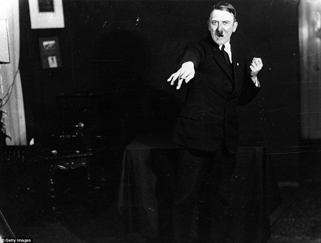 Ảnh "độc" về sự tức cười của Hitler - 2 Hitler đang giơ tay về phía đám đông tưởng tượng.