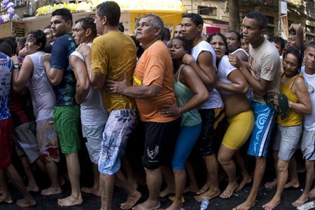 Ảnh chụp hồ bơi ở tỉnh Tứ Xuyên, Trung Quốc trong một ngày nắng nóng.