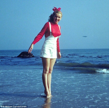 Hình ảnh "biểu tượng sex" Marilyn Monroe khi còn là... thợ cơ khí - 8 Norma Jeane vui đùa với sóng biển California.
