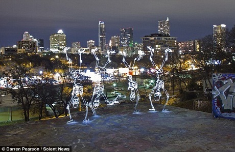 Darren thường đi khắp nơi để tìm những địa điểm phù hợp thực hiện những bức ảnh này.