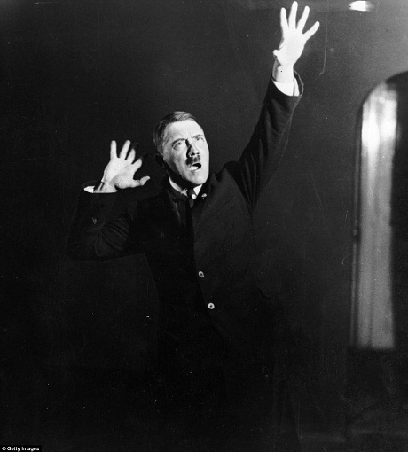 Ảnh "độc" về sự tức cười của Hitler - 3 Hitler đang giơ tay về phía đám đông tưởng tượng.