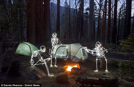 Những bộ xương đang cắm trại.