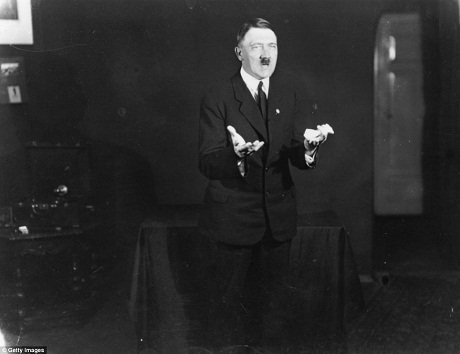 Ảnh "độc" về sự tức cười của Hitler - 4 Hitler đang giơ tay về phía đám đông tưởng tượng.