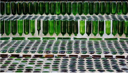 Ảnh chụp nội thất bên trong chùa, vỏ chai được cắt thành nhiều kích cỡ khác nhau và gắn lên tường.