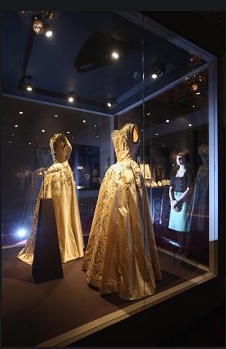 Trang phục dành cho nữ hầu gái phục vụ Nữ hàng tại buổi lễ