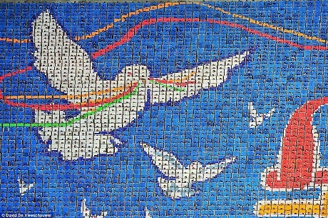 Những bức tranh khổng lồ được tạo thành từ những chấm màu nhỏ xíu.