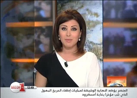 Sự cố "ngoài tưởng tượng" của truyền hình Morocco - 7 Lena trở lại nhìn thẳng vào màn hình sau khi cô bé nghịch ngợm đã xấu hổ chạy ra sau cánh gà.