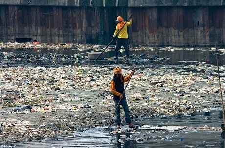 Hình ảnh ô nhiễm của bãi biển nổi tiếng thế giới ở Indonesia - 3 Những người đàn ông này đang làm nhiệm vụ vớt rác ở sông Ciliwung, tỉnh Tây Java.