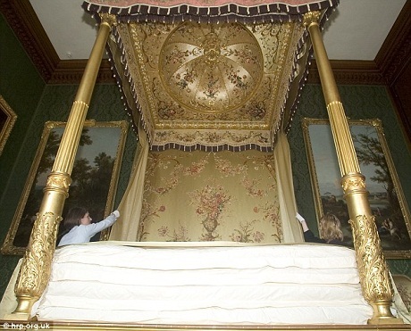 Bí mật trong phòng ngủ của Hoàng gia Anh - 3 Giường ngủ của Hoàng hậu Charlotte (1744-1818), vợ vua George III.