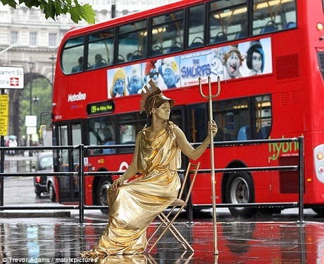 Người Anh không tường sử Anh - 3 Người mẫu đang hóa thân thành biểu tượng Britannia ở thành phố London.