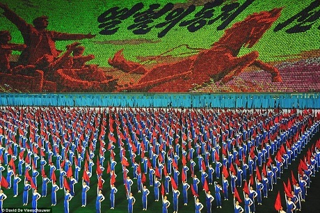 Những bức tranh khổng lồ được tạo thành từ những chấm màu nhỏ xíu.