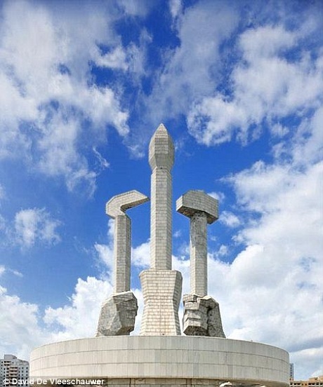 Đây là biểu tượng của Đảng Lao động Triều Tiên.