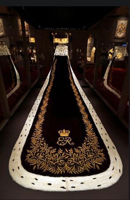 Y phục lộng lẫy trong lễ đăng quang của nữ hoàng Elizabeth II