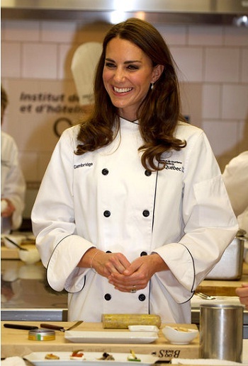 Những khoảnh khắc đẹp của "bông hồng mới nước Anh" - 4 Tháng 7/2011, Kate Middleton khoe tài nấu nướng trong gian bếp khách sạn ở Quebec, Canada.