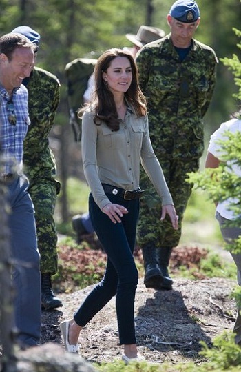 Những khoảnh khắc đẹp của "bông hồng mới nước Anh" - 5 Tháng 7/2011, Kate Middleton khoe tài nấu nướng trong gian bếp khách sạn ở Quebec, Canada.