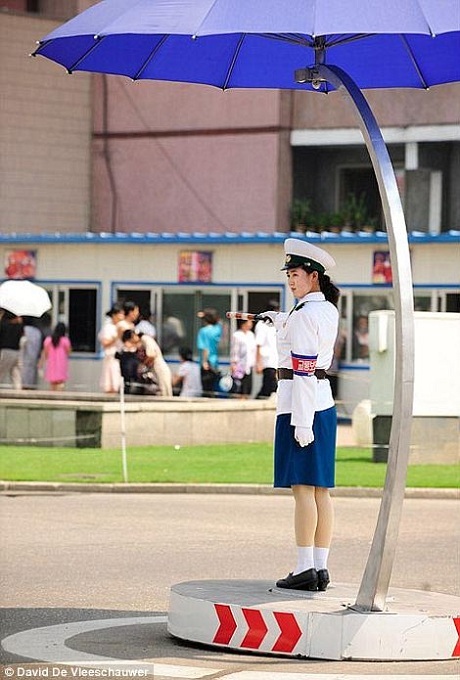 Ở các chốt giao thông của thủ đô Bình Nhưỡng luôn có các nữ cảnh sát giao thông túc trực.