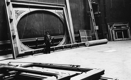 Đại nguyên soái của quân Đức - Gerd von Rundstedt đứng trong Viện bảo tàng Louvre.