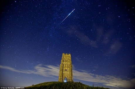 Một ngôi sao băng cháy sáng trên bầu trời phía trên ngọn đồi Glastonbury, Anh.