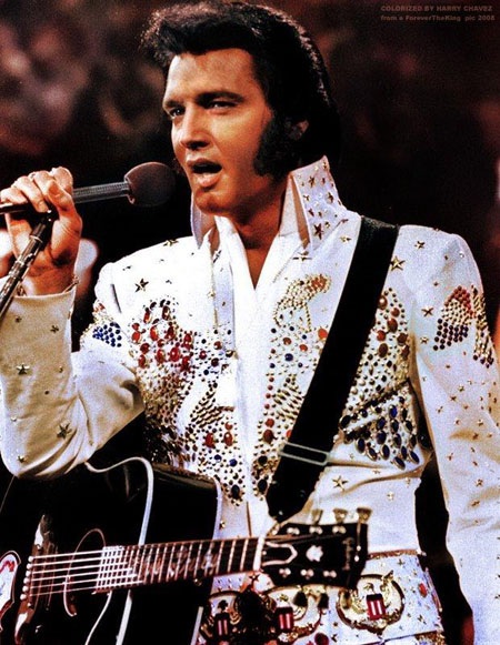 Bộ quân phục giá trăm triệu của ông hoàng nhạc rock & roll - 4 Elvis Presley nổi tiếng với những bộ phục trang biểu diễn mang đậm cá tính.