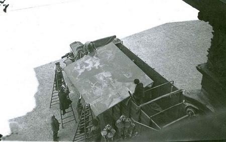 Một gian trưng bày của Viện bảo tàng Louvre hoàn toàn trống không.