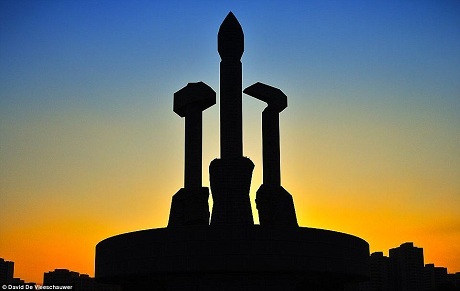 Bức tượng búa - liềm - bút được chụp lúc hoàng hôn.