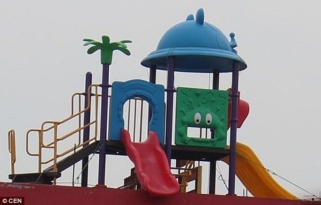 Cây cầu trượt nguy hiểm nhất thế giới - 2 Người dân địa
phương lo lắng rằng bọn trẻ có thể sẽ leo lên tầng mái để chơi với cây cầu trượt.