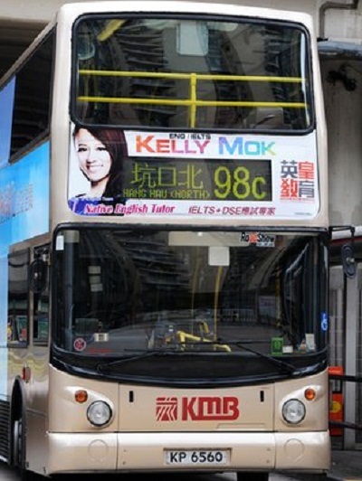 Giáo viên ở Hong Kong phải hấp dẫn như minh tinh màn bạc - 4 Hình ảnh quảng cáo cho gia sư Kelly Mok xuất hiện trên xe buýt.