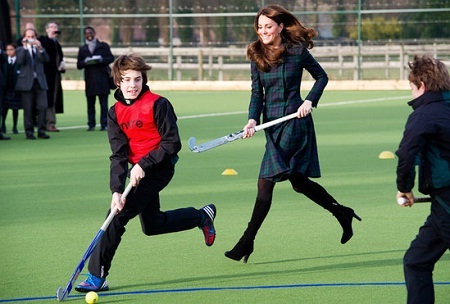 Những khoảnh khắc đẹp của "bông hồng mới nước Anh" - 11 Tháng 7/2011, Kate Middleton khoe tài nấu nướng trong gian bếp khách sạn ở Quebec, Canada.